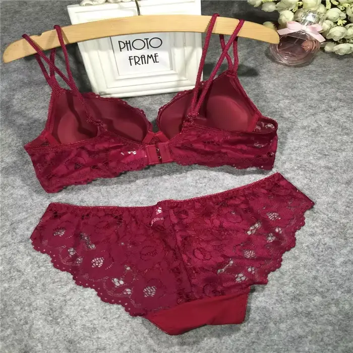 Ensemble lingerie féminin élégant en polyester et élasthanne avec dentelle fleur pour femmes occasions quotidiennes浪漫内衣HTML描述结束，请提供一个优化的长尾SEO标题，基于上述描述，不少于14个单词，富含自然关键词（材质、类型、风格、用途、场合），吸引人且可读性强，但不包括价格、产地/中国、过多标点符号。例如格式：###TITRE### 女式蕾丝花边内衣套装日常使用舒适优雅赠送女性特殊场合 请直接给出优化后的长尾SEO标题，无需其他说明或格式。