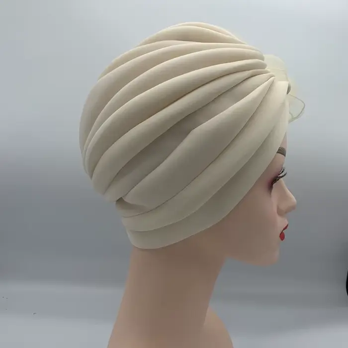 Dámske turbany s pierkovými kvetmi