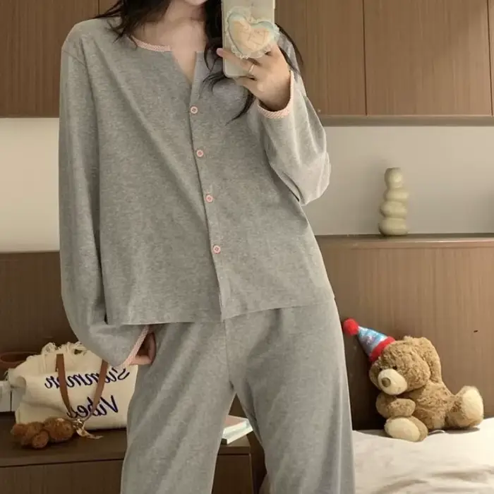 Štýlové a pohodlné dámske pyžamo s výstrihom na jeseň a zimu na nosenie doma aj vonku