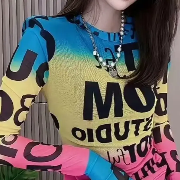 T-shirt slim aux couleurs contrastées pour femmes, style décontracté, mode koreenne, lettre imprimée, pompon décoratif, ajustement parfait, été 2024