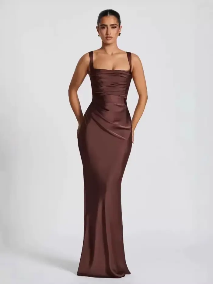 Robe sexy en polyester et élasthanne pour femmes senior, décolleté carré, silhouette slimmée, fermeture éclair, idéale pour soirées et événements glamour