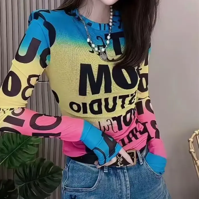 T-shirt slim aux couleurs contrastées pour femmes, style décontracté, mode koreenne, lettre imprimée, pompon décoratif, ajustement parfait, été 2024