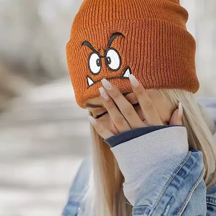 Pletená čiapka s vyšívaným nahnevaným výrazom