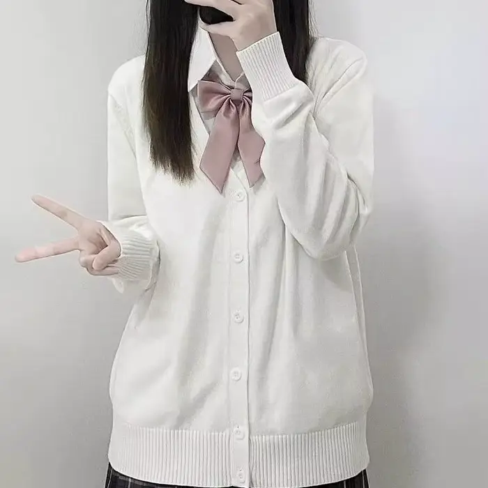 Jednofarebný pletený sveter s výstrihom do V v japonskom štýle