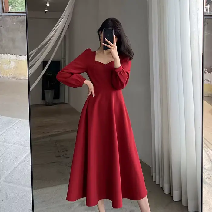 Elegantné šaty s dlhými nafúknutými rukávmi pre ženy