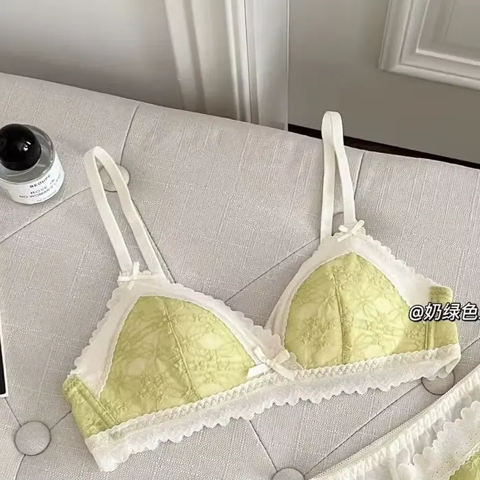 Nariasená podprsenka pre ženy s malými prsiami