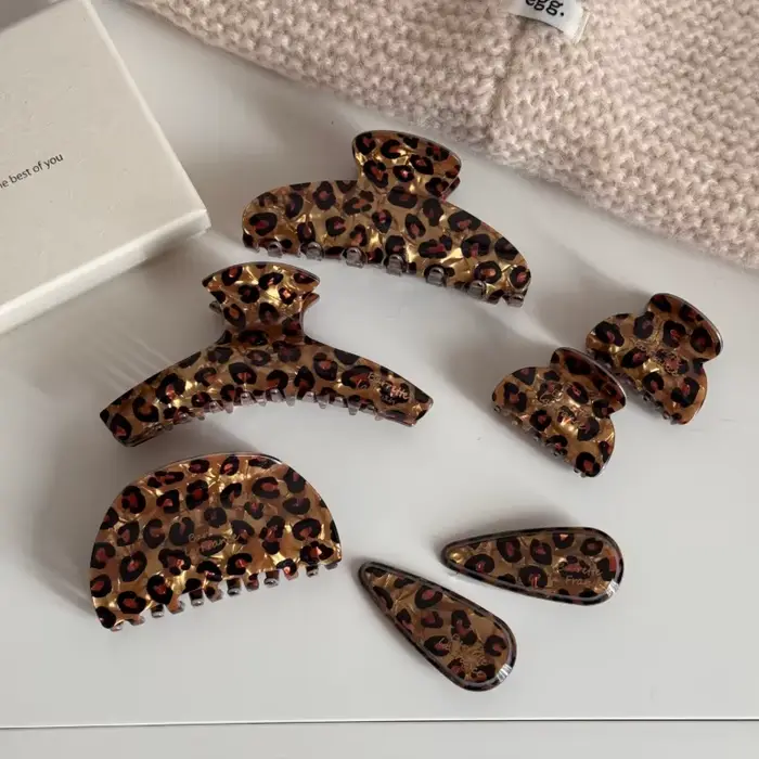 Vlasová spona z acetátu s leopardím vzorom