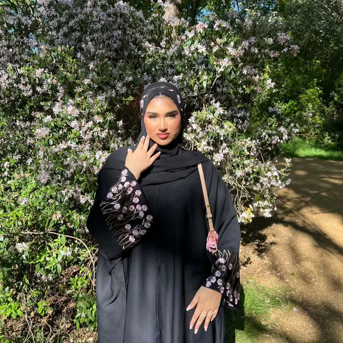 Vêtements islamiques broderie de fleurs noires Abayas pour femmes Cardigan de dubaï musulman saoudie