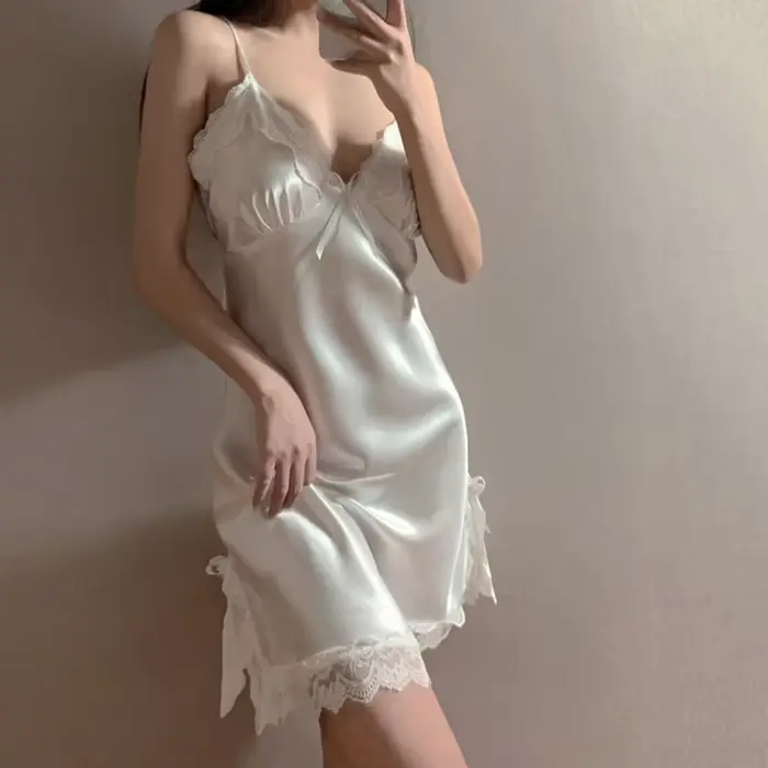 Biela saténová dámska nočná košeľa, V-neck, bez rukávov, s čipkou, bočná štrbina, spodná bielizeň, spanie, vnútorné oblečenie