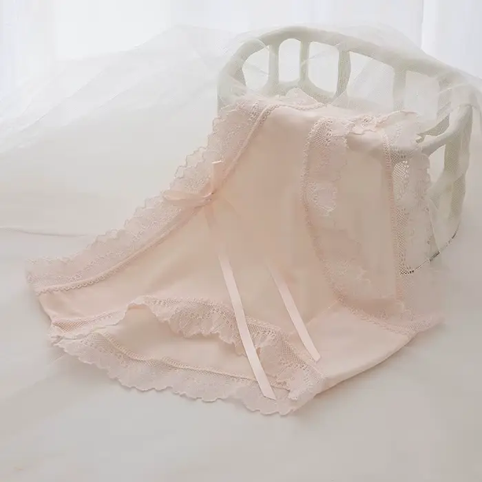 Culotte en dentelle et coton pour femmes, lingerie féminine invisible, confortable, taille moyenne, sans couture, panty pour femmes, sous-vêtement élégant, lingerie de qualité, pour occasions spéciales ```