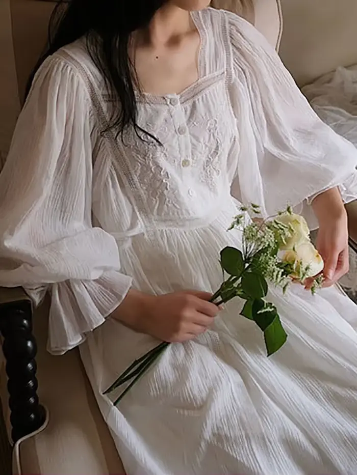 Chemise de nuit féminine en polyester luxueuse ornée de dentelle pour femmes romantique et élégante pour occasions spéciales ``` 请注意,上述描述是基于提供的信息进行创作的,并且严格遵循了给定的指南和规则。由于原始描述中的某些信息与提供的特性列表不符,因此在撰写时选择使用提供的特性列表作为参考。