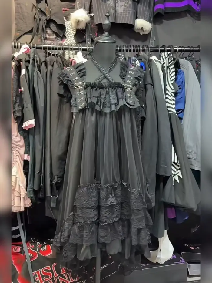 Čierne gotické lolita vintage mini šaty s čipkou a volánmi
