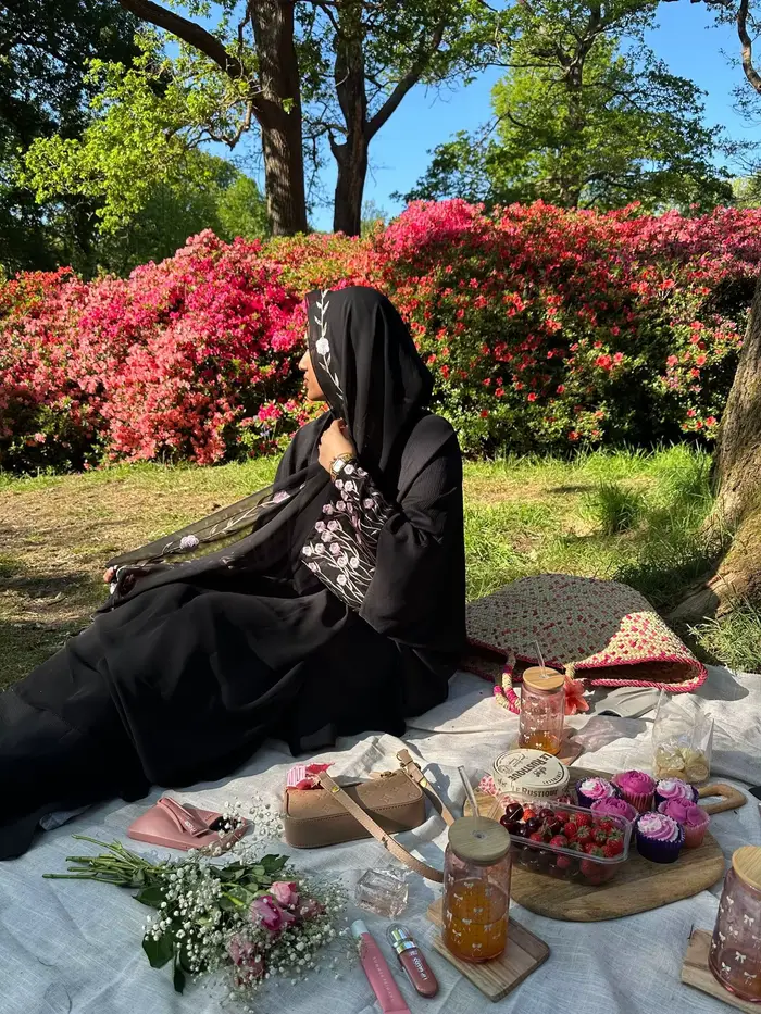 Vêtements islamiques broderie de fleurs noires Abayas pour femmes Cardigan de dubaï musulman saoudie