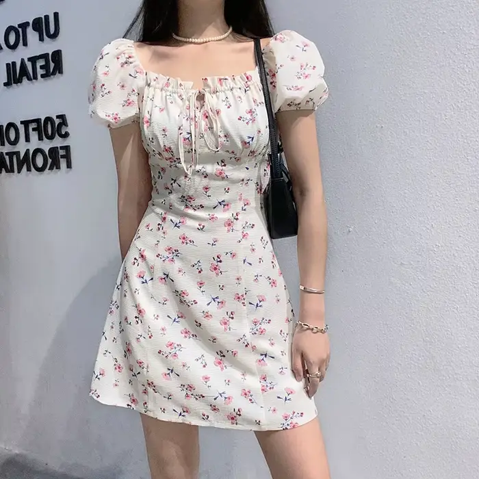 Sexy kvetinové šaty s výstrihom do U pre ženy