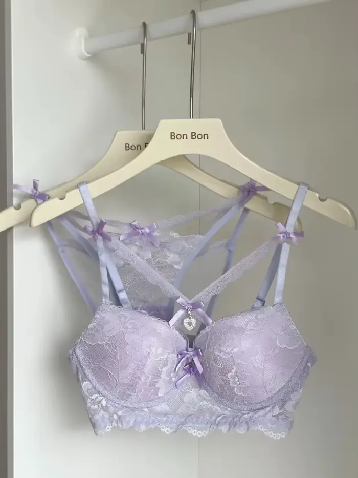 Fialová sexy spodná bielizeň s push-up podprsenkou s popruhmi pre malé prsia, háčkované šálky s prekríženými rámami, ideálne pre dámske večierky