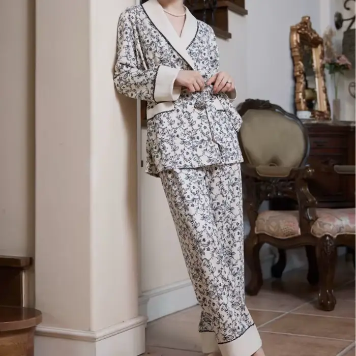 Pyjama féminin en velours d'Islande léopard style moderne élégant pour jeune femme nuits d'hiver occasions spéciales