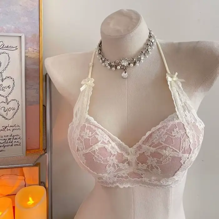 Spodná bielizeň odhaľujúca krk a ramená, s rozvlneným a sexy čipkou, ktorá podporuje podprsenku.