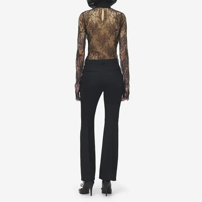 TWOTWINSTYLE Elegantná čipkovaná košeľa pre ženy s čiernymi vsadkami