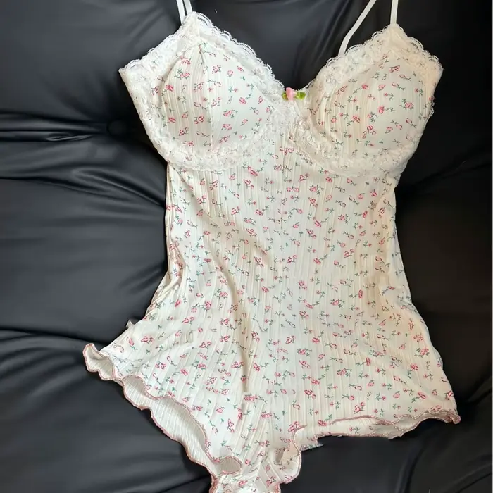 Roztomilé kvetinové onesie pyžamo pre ženy
