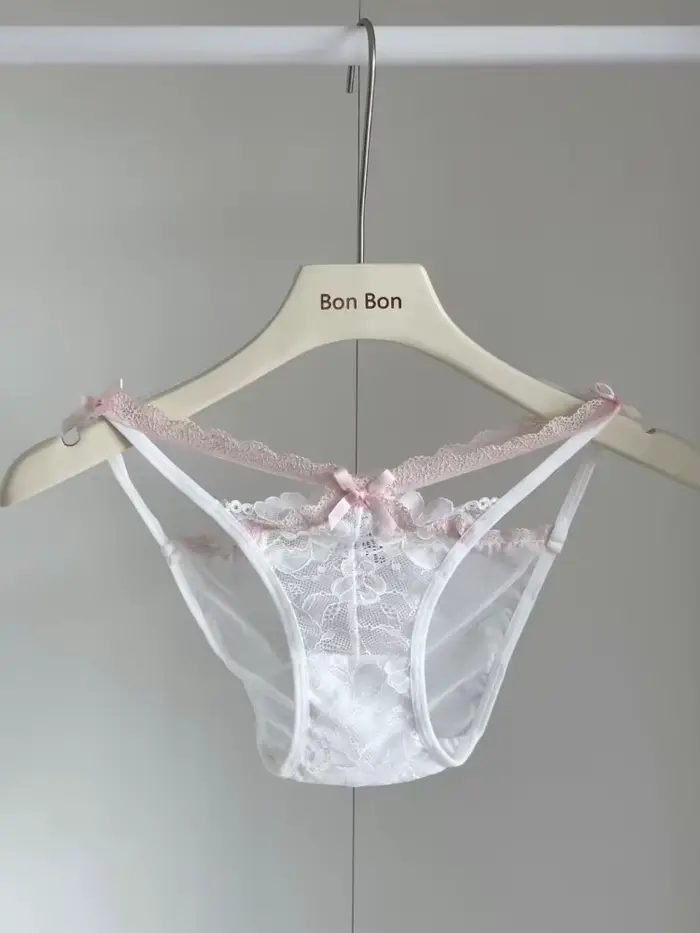 Fialová sexy spodná bielizeň s push-up podprsenkou s popruhmi pre malé prsia, háčkované šálky s prekríženými rámami, ideálne pre dámske večierky