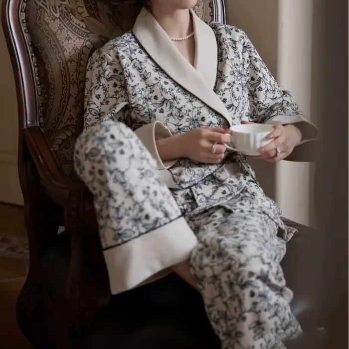 Pyjama féminin en velours d'Islande léopard style moderne élégant pour jeune femme nuits d'hiver occasions spéciales
