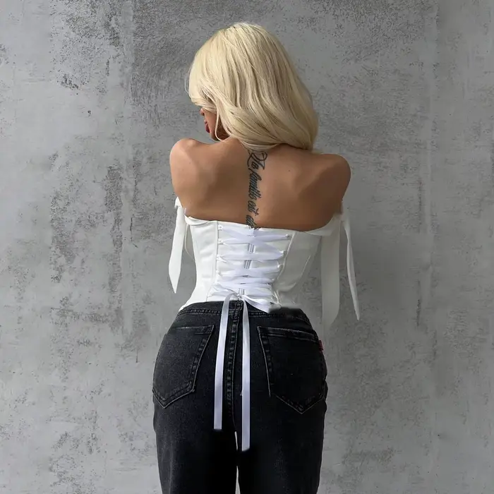 Biely bandážový top, elegantný čierny korzet pre ženy