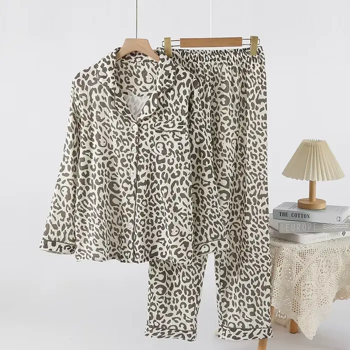 Dámske pyžamo s leopardím vzorom