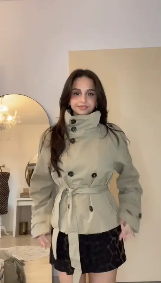 Dámsky krátky trench coat s opaskom v páse