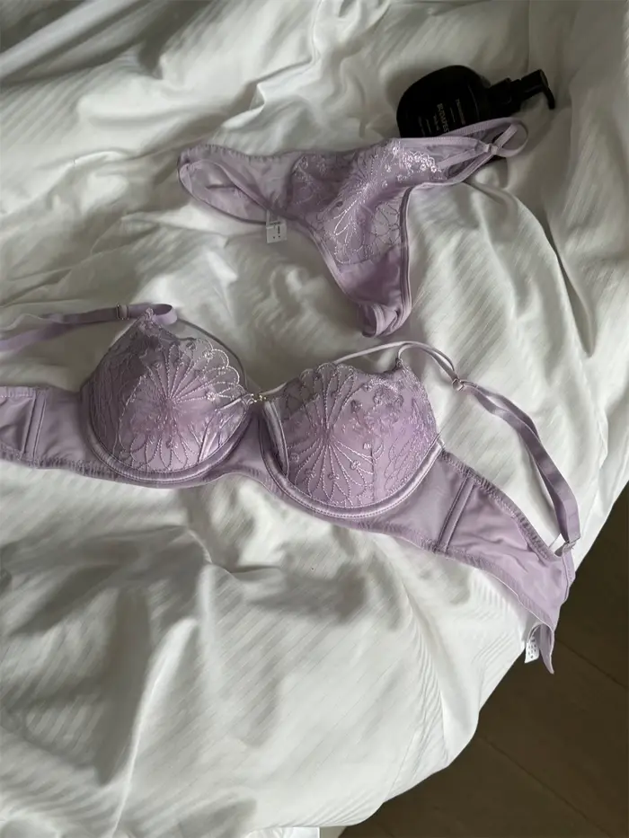 Lingerie de niche violette élégante soutien-gorge brillant anti-affaissement avec dentelle pour femmes grandes tailles occasions spéciales