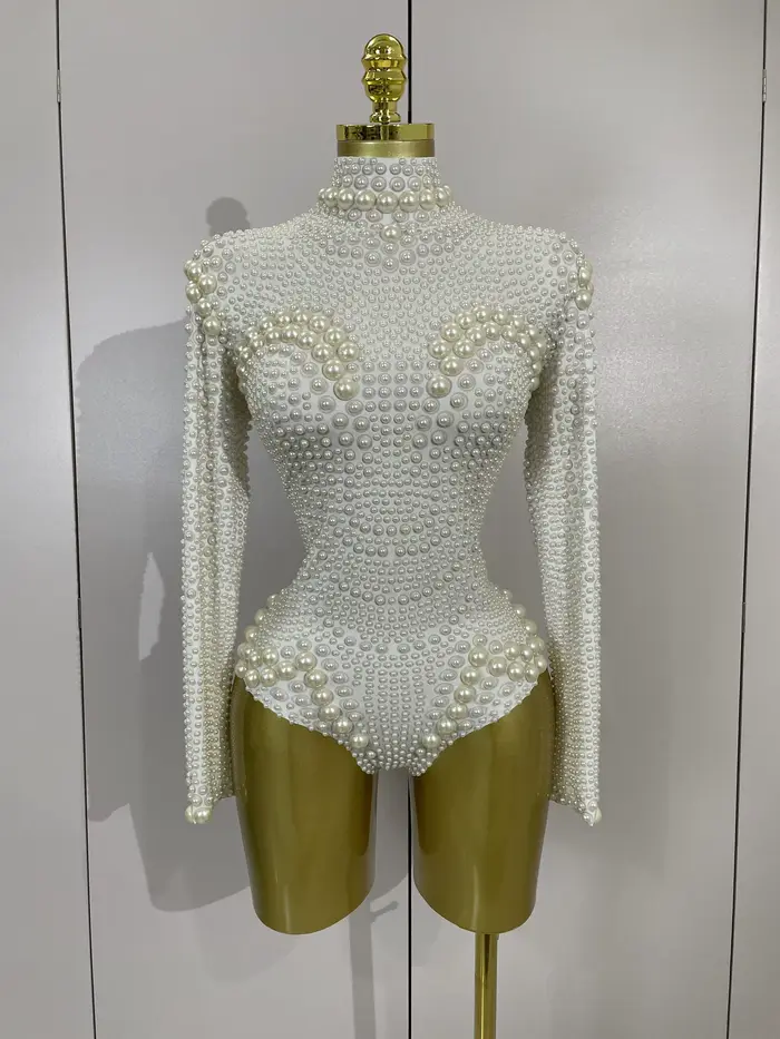 Combinaison extensible blanche à manches longues entièrement perlée pour femme, idéale pour les soir