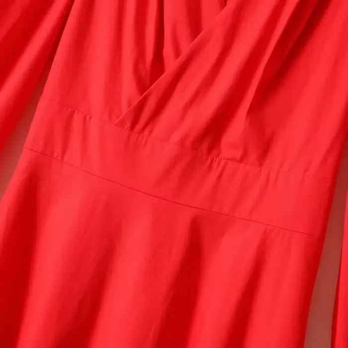 Elegantné áčkové šaty s výstrihom do V a dlhými rukávmi