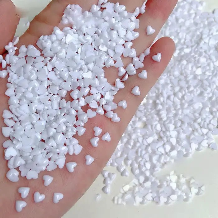 100 ks Nail Art Mini srdiečka prívesky 4x5mm mix/biela živica roztomilé kamienky v tvare srdca na nechty 3D dekorácie
