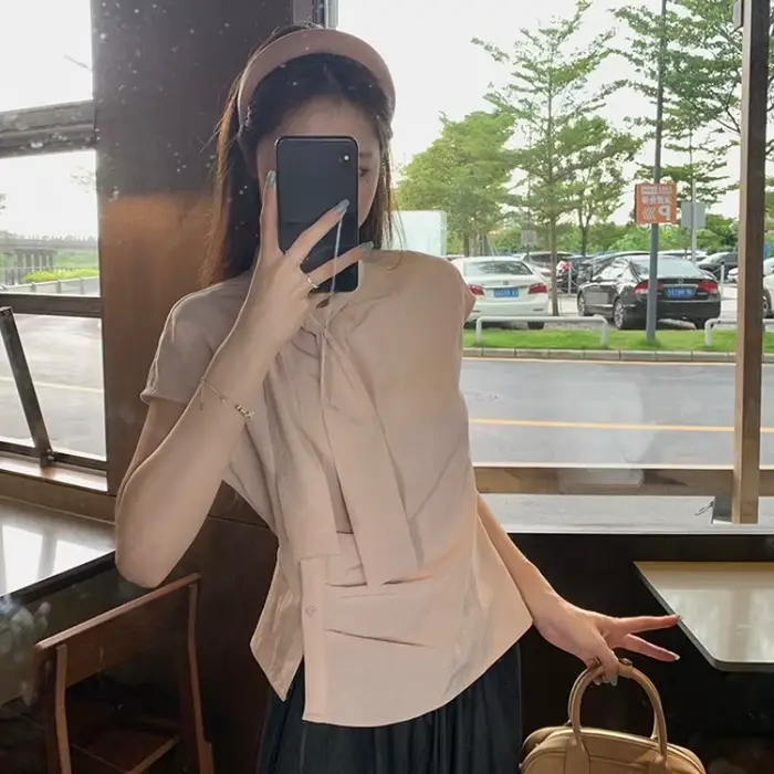 Dámske modré motýlik blúzka, krátke rukávy, bočné tlačidlá, štýlové, fitted fit, skvelé pre kanceláriu