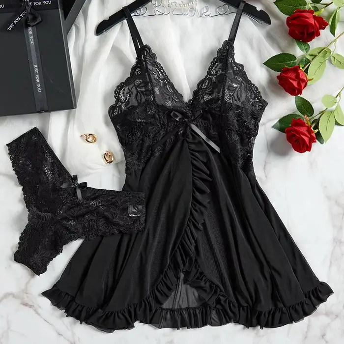 Chemise de nuit en polyester et élasthanne avec finition en V pour femmes, élégante et confortable pour les nuits d'été ``` 此HTML页面试图保持对产品的正面描述，并强调其舒适性、风格和适合夏季使用的特性，同时遵循所有给定的限制条件。