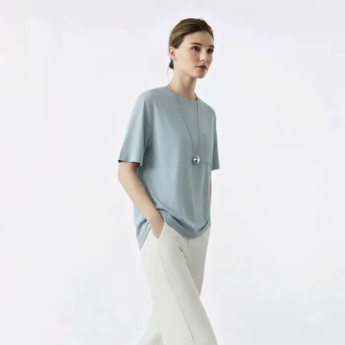 T-shirt Amii pour femme, nouvelle collection été 2026, col rond, en coton extensible, avec poche orn