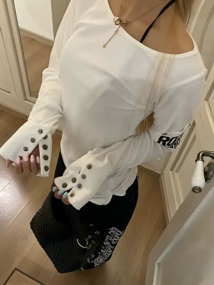 T-shirt rétro Y2K pour femmes, coupe ajustée, matériau coton-elasthanne, col asymétrique, bouton décoratif, idéal pour les festivals de musique et les soirées entre amis