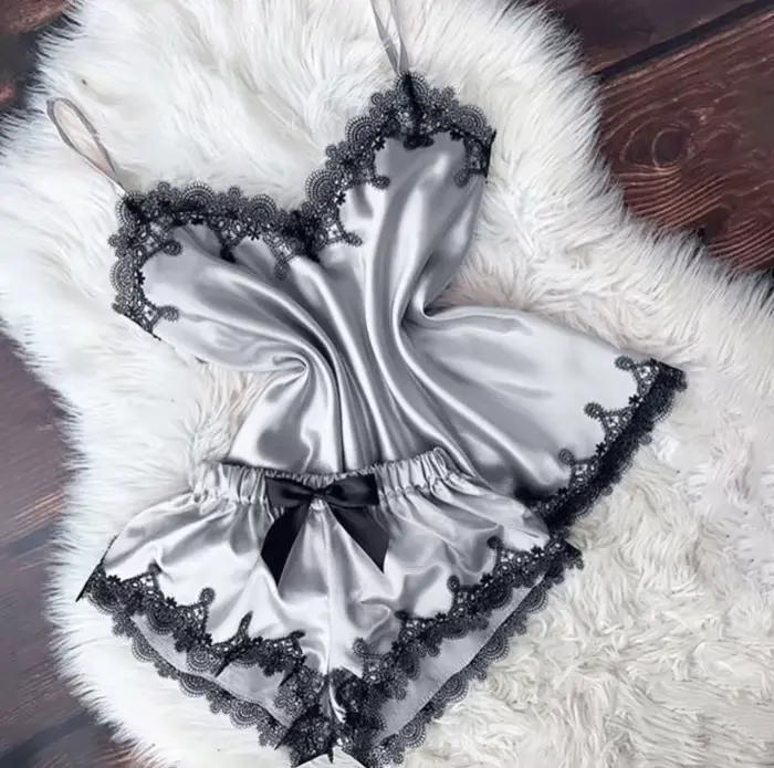 Sexy polyester a elastan kamizolka s špagety golier pre ženy elegantné a pohodlné nočné oblečenie špeciálne príležitosti