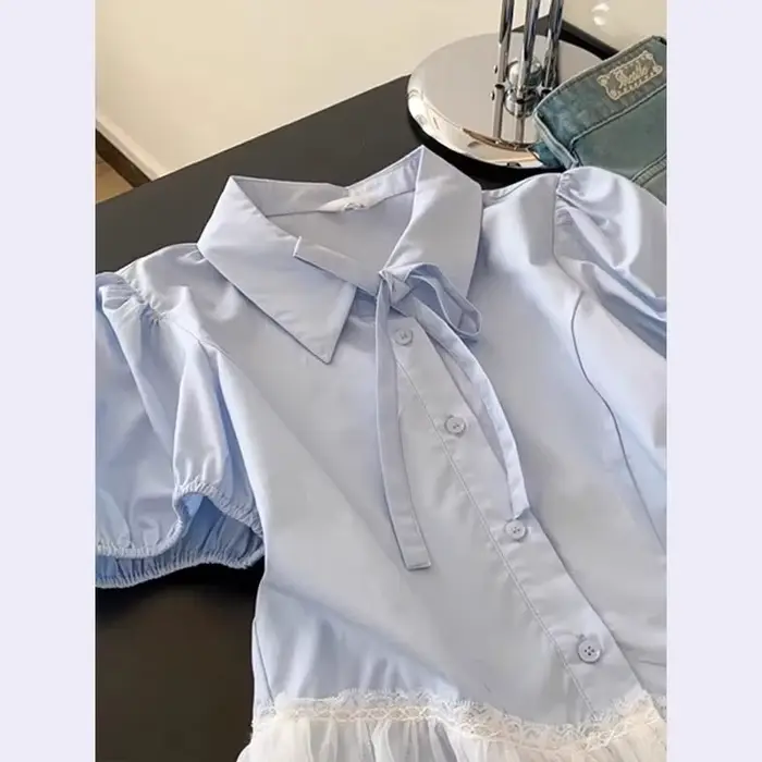 Chemise pour femme en bleu clair avec col à nœud papillon et ourlet en dentelle