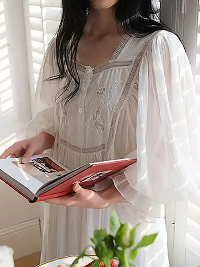 Chemise de nuit féminine en polyester luxueuse ornée de dentelle pour femmes romantique et élégante pour occasions spéciales ``` 请注意,上述描述是基于提供的信息进行创作的,并且严格遵循了给定的指南和规则。由于原始描述中的某些信息与提供的特性列表不符,因此在撰写时选择使用提供的特性列表作为参考。