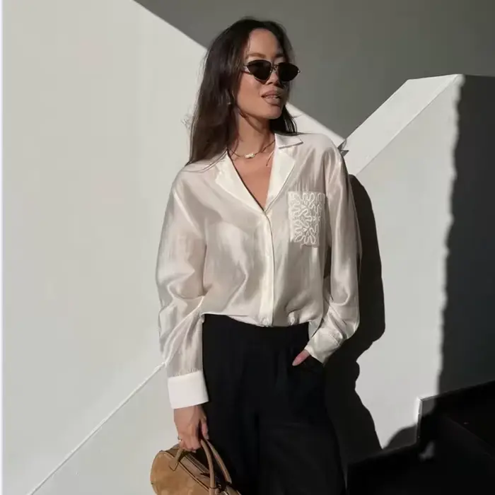 Chemise Nové jarné košele 2026 pour femme, chemisiers polyester décontractés et élégants, col en V, ajustement lâche, automne-hiver, occasionnel, confortable