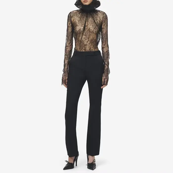TWOTWINSTYLE Elegantná čipkovaná košeľa pre ženy s čiernymi vsadkami