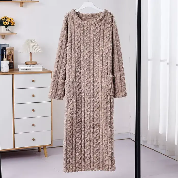 Dámske Coral Fleece Jacquard nočná košeľa, teplé a voľné domáce oblečenie, Fleece a hrubé lemované, stredne dlhé pyžamo vo flaneli