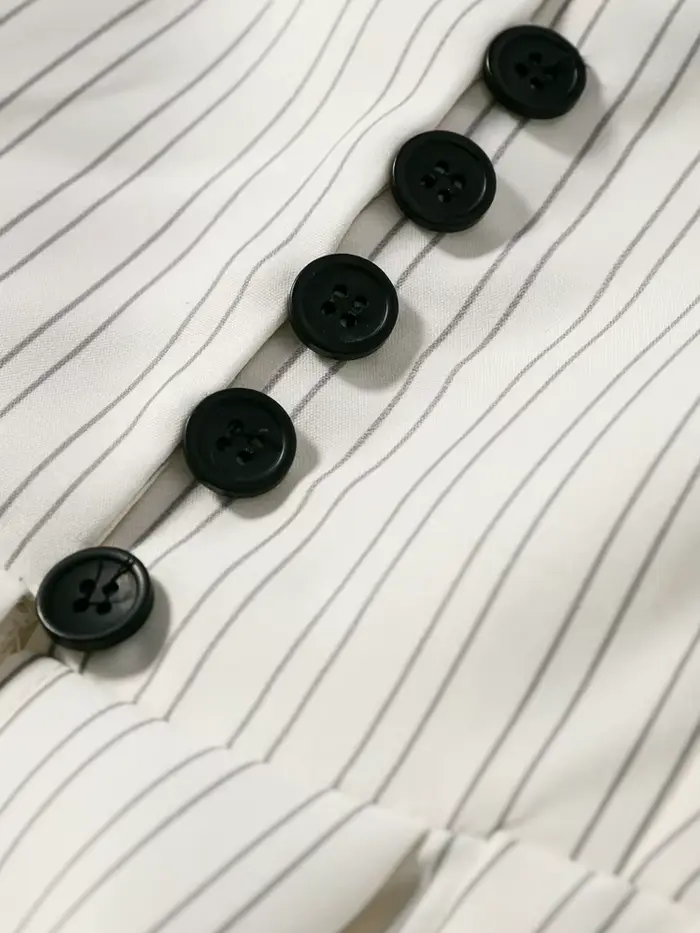 Elegantné pruhované kabáty s plisovaným lemom pre ženy