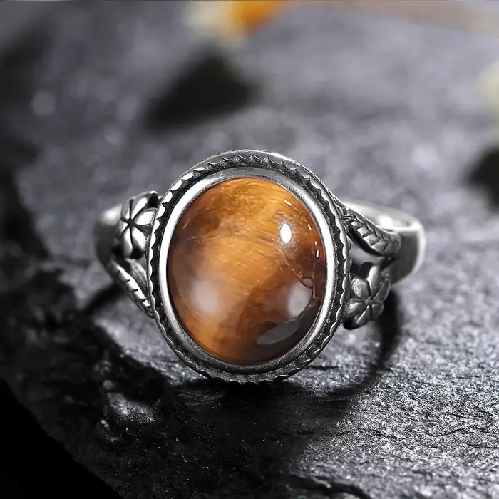 Strieborný prsteň v štýle vintage s prírodným mesačným kameňom a tigrím okom