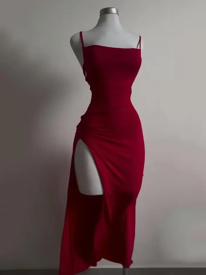 Robe de plage avec manches spaghetti polyester élasthanne pour femmes silhouette gaine décolleté cou fendu été 2025