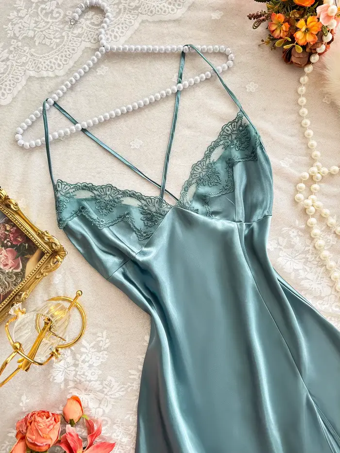 Nová sexy čipková nočná košeľa pre ženy so skríženými popruhmi, výstrihom a bočnou štrbinou, ideálna pre domácnosť a večierky