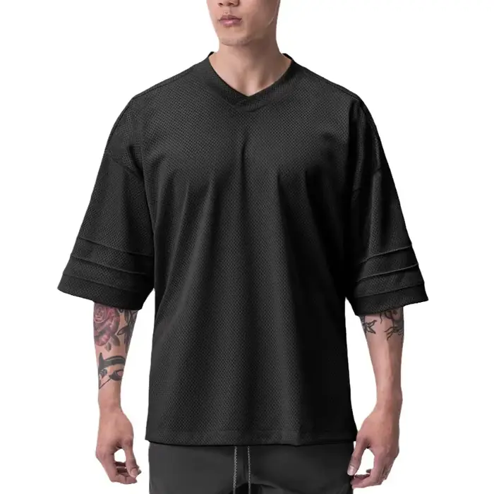 Pánske bežecké tričko oversize so spadnutými ramenami a výstrihom do V