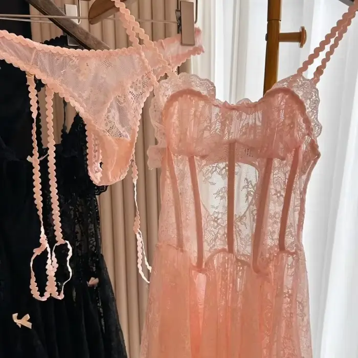 Robe de nuit féminine sexy en polyester et élasthanne fine avec broderie pour hiver occasions spéciales détente et romantisme