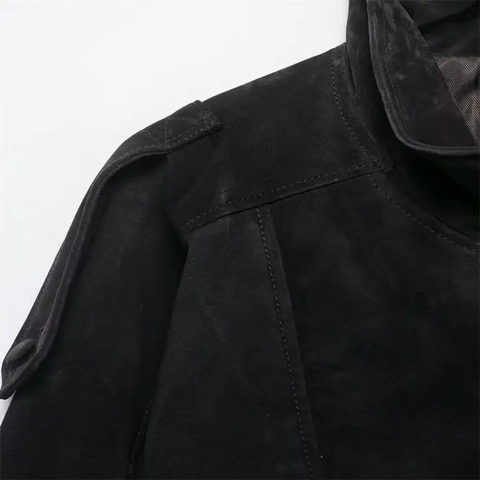 Blouson biker pour femme en cuir texturé gris foncé, avec col montant boutonné asymétrique, ourlet é