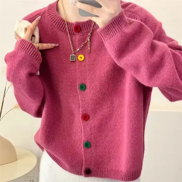 Pletený kabát s farebnými gombíkmi